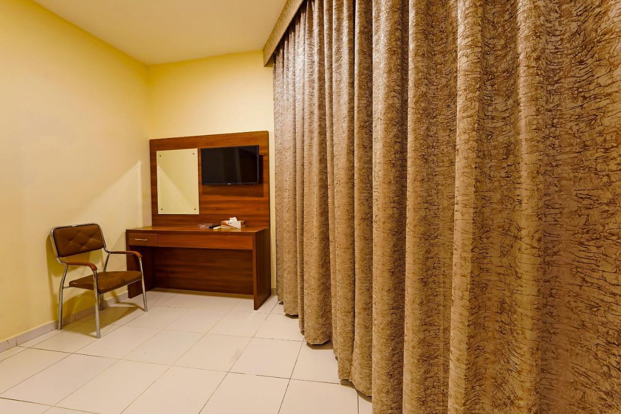 Oyo 925 Emirates Hotel Dubai Exterior photo